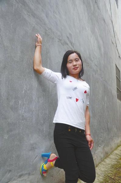 麻城小伙染色体异常 男性特征退化变身“美女”