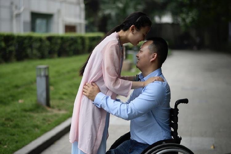 北川无腿青年百米卷轴写超千首情诗感动女方父母扭转爱情