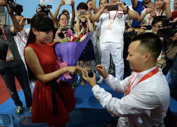 北川无腿青年百米卷轴写超千首情诗感动女方父母扭转爱情