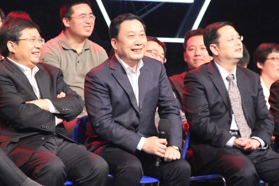 国信办专职副主任 任贤良(右二)