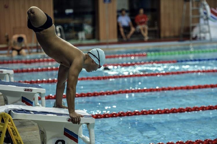 北川无腿青年百米卷轴写超千首情诗感动女方父母扭转爱情