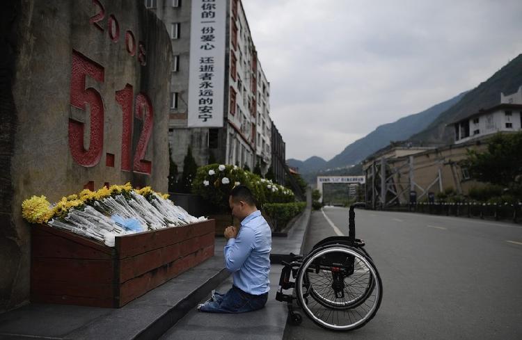 北川无腿青年百米卷轴写超千首情诗感动女方父母扭转爱情