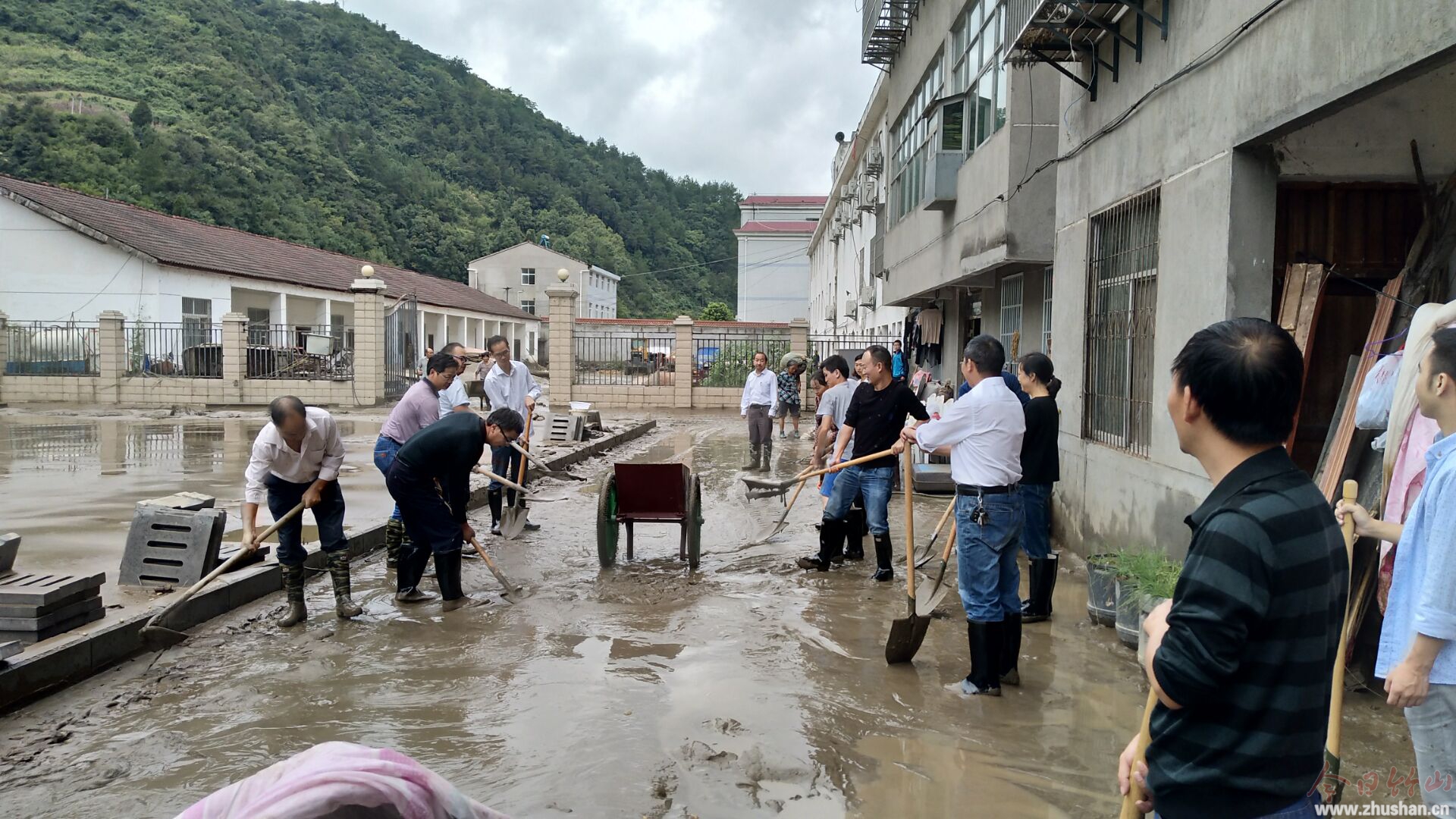 乡干部在受灾现场.jpg