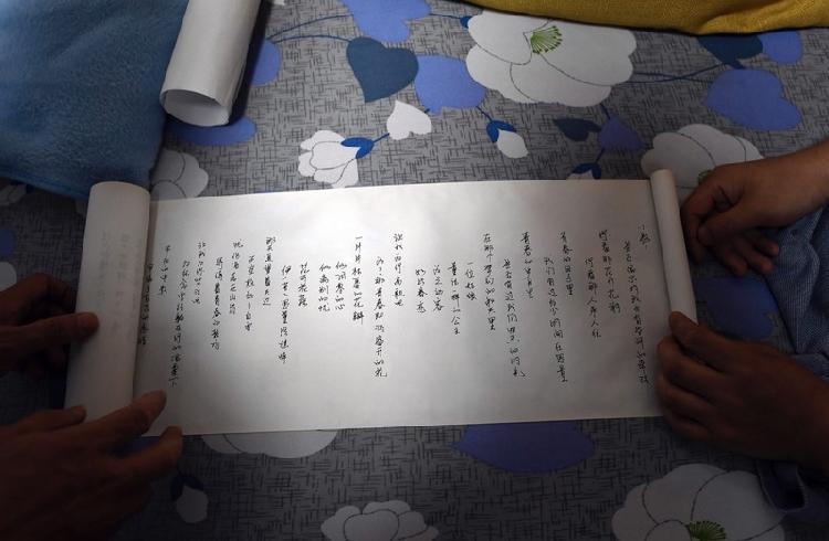 北川无腿青年百米卷轴写超千首情诗感动女方父母扭转爱情