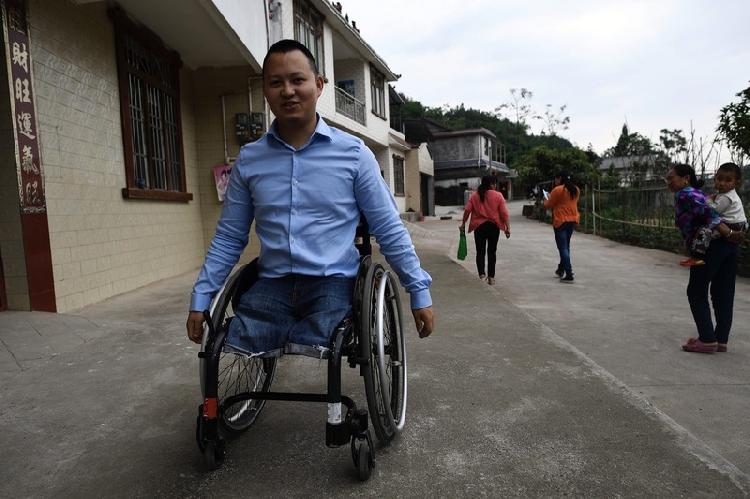 北川无腿青年百米卷轴写超千首情诗感动女方父母扭转爱情