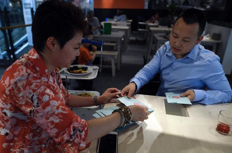 北川无腿青年百米卷轴写超千首情诗感动女方父母扭转爱情