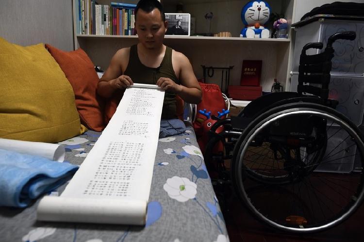 北川无腿青年百米卷轴写超千首情诗感动女方父母扭转爱情