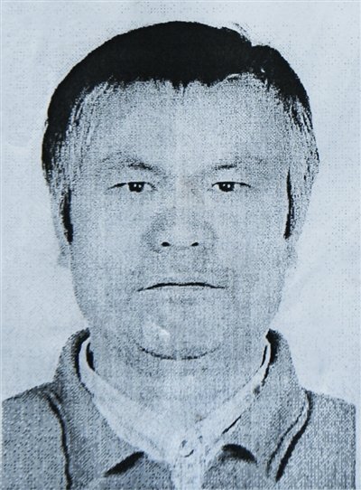 悬赏公告上方勇的照片。